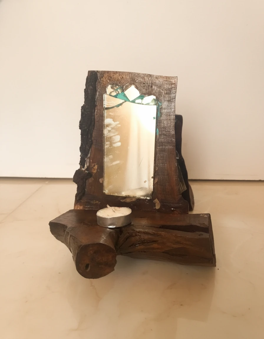 شمعدان چوبی با آینه شکسته «نقره‌ای–آبی»